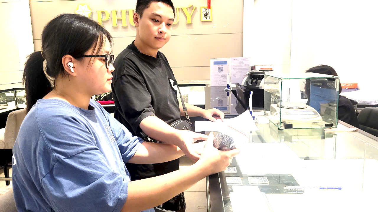 Bạc thỏi và bạc miếng "sốt giá", xuất hiện nhiều nhà đầu tư mới- Ảnh 3. Bạc thỏi và bạc miếng "sốt giá", xuất hiện nhiều nhà đầu tư mới- Ảnh 3.
