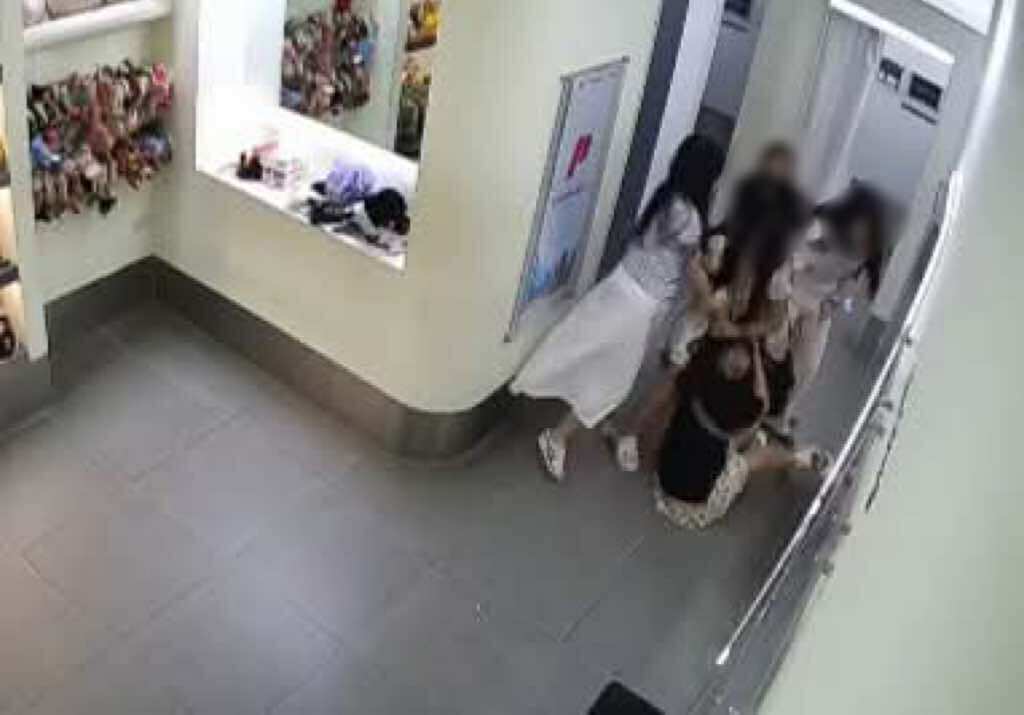 Vụ xô xát tại photobooth Hà Nội: Người nhận là nữ du khách Hàn lên tiếng xin lỗi, nói nguyên nhân dẫn đến hành vi- Ảnh 1. Vụ xô xát tại photobooth Hà Nội: Người nhận là nữ du khách Hàn lên tiếng xin lỗi, nói nguyên nhân dẫn đến hành vi- Ảnh 1.