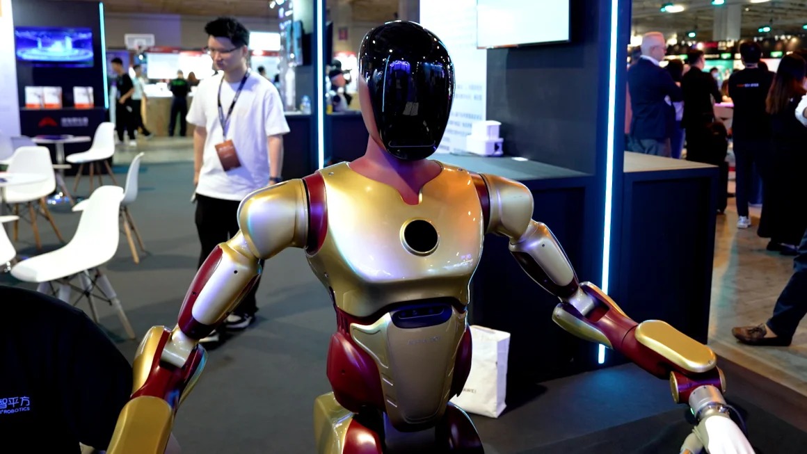Robot hình người chơi xúc xắc, rót trà, rửa bát: Trung Quốc tiến tới giấc mơ mỗi nhà sở hữu 1 robot- Ảnh 2. Robot hình người chơi xúc xắc, rót trà, rửa bát: Trung Quốc tiến tới giấc mơ mỗi nhà sở hữu 1 robot- Ảnh 2.