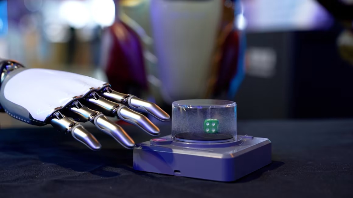 Robot hình người chơi xúc xắc, rót trà, rửa bát: Trung Quốc tiến tới giấc mơ mỗi nhà sở hữu 1 robot- Ảnh 1. Robot hình người chơi xúc xắc, rót trà, rửa bát: Trung Quốc tiến tới giấc mơ mỗi nhà sở hữu 1 robot- Ảnh 1.