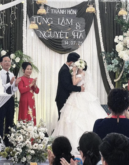 "Nam thần" U23 Việt Nam lên xe hoa cùng hot girl tốt nghiệp xuất sắc NEU, visual cô dâu chú rể gây sốt- Ảnh 3. "Nam thần" U23 Việt Nam lên xe hoa cùng hot girl tốt nghiệp xuất sắc NEU, visual cô dâu chú rể gây sốt- Ảnh 3.