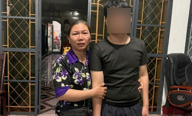 Vụ nam sinh lớp 10 mất tích sau khi lên xe taxi: Đã được chuộc về từ Campuchia, tình trạng hiện bất ổn- Ảnh 1. Vụ nam sinh lớp 10 mất tích sau khi lên xe taxi: Đã được chuộc về từ Campuchia, tình trạng hiện bất ổn- Ảnh 1.