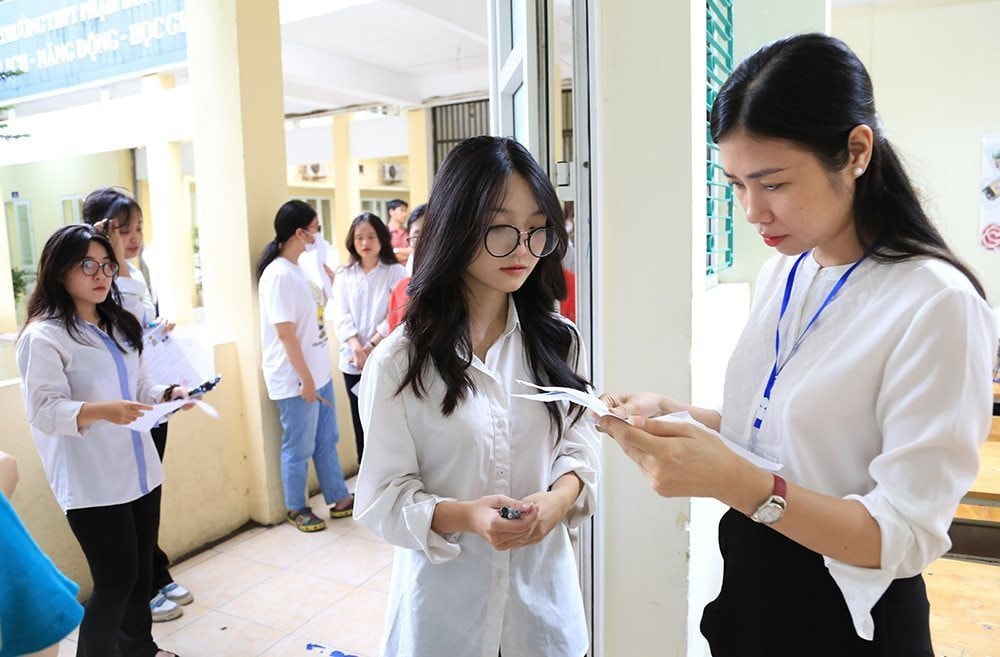 Phổ điểm thi tốt nghiệp THPT 2025: Thí sinh than đề khó nhưng điểm 10 tăng gấp 500 lần!- Ảnh 2. Phổ điểm thi tốt nghiệp THPT 2025: Thí sinh than đề khó nhưng điểm 10 tăng gấp 500 lần!- Ảnh 2.