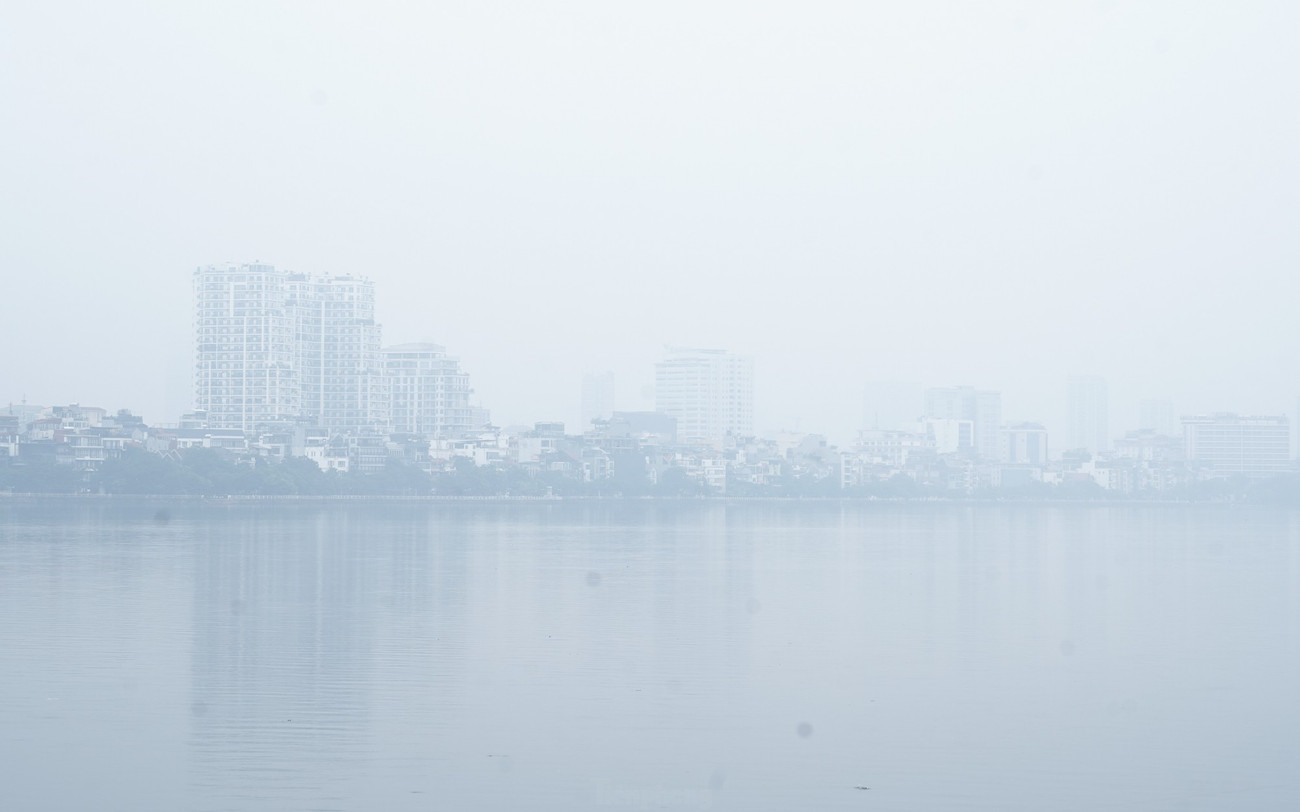 Bầu trời Hà Nội mù mịt trong ngày ô nhiễm không khí đứng thứ 2 thế giới- Ảnh 5. Bầu trời Hà Nội mù mịt trong ngày ô nhiễm không khí đứng thứ 2 thế giới- Ảnh 5.