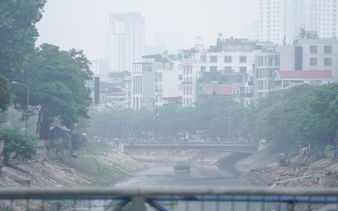 Bầu trời Hà Nội mù mịt trong ngày ô nhiễm không khí đứng thứ 2 thế giới- Ảnh 2. Bầu trời Hà Nội mù mịt trong ngày ô nhiễm không khí đứng thứ 2 thế giới- Ảnh 2.
