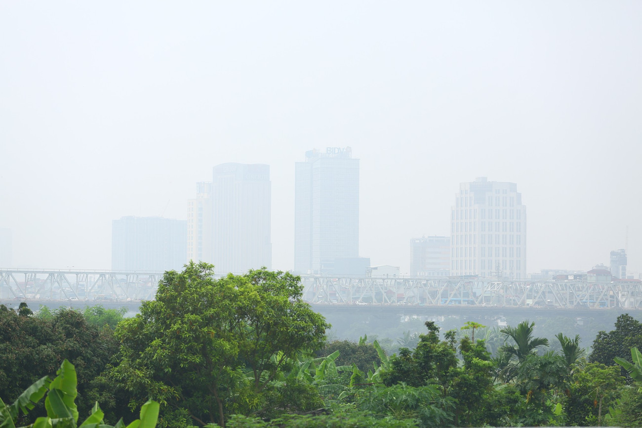 Bầu trời Hà Nội mù mịt trong ngày ô nhiễm không khí đứng thứ 2 thế giới- Ảnh 13. Bầu trời Hà Nội mù mịt trong ngày ô nhiễm không khí đứng thứ 2 thế giới- Ảnh 13.