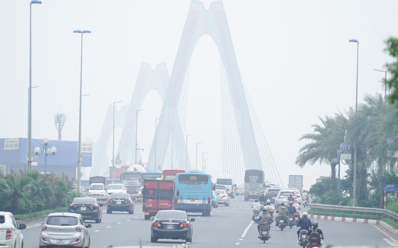 Bầu trời Hà Nội mù mịt trong ngày ô nhiễm không khí đứng thứ 2 thế giới- Ảnh 9. Bầu trời Hà Nội mù mịt trong ngày ô nhiễm không khí đứng thứ 2 thế giới- Ảnh 9.