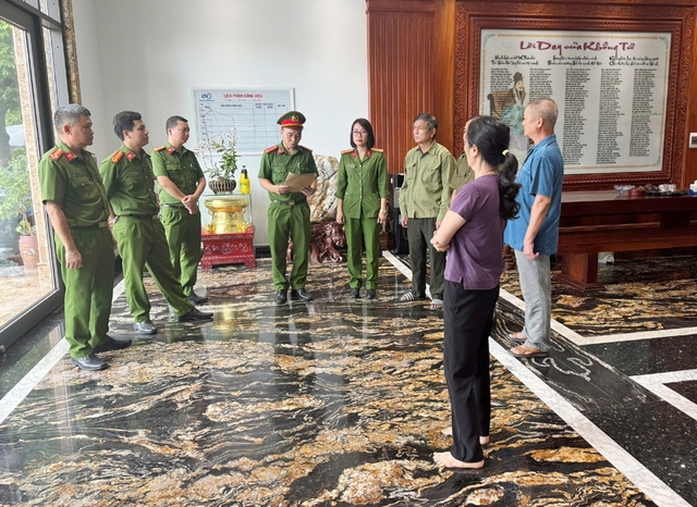 Khám xét khẩn cấp nơi ở của "trùm giang hồ" Bùi Quốc Ý, thu giữ nhiều tài liệu quan trọng- Ảnh 1. Khám xét khẩn cấp nơi ở của "trùm giang hồ" Bùi Quốc Ý, thu giữ nhiều tài liệu quan trọng- Ảnh 1.