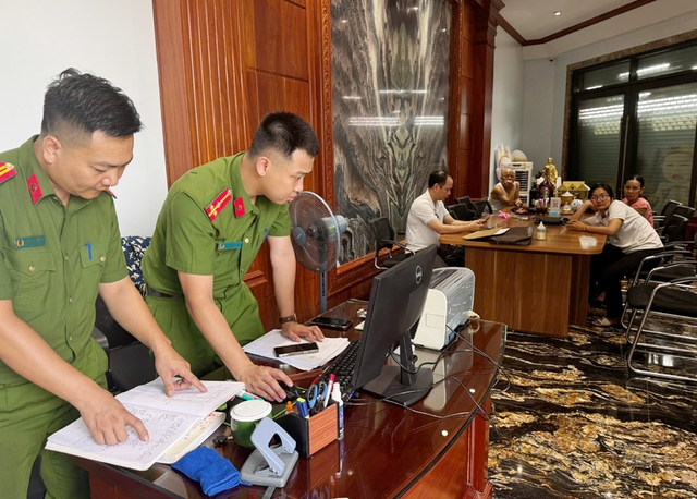 Khám xét khẩn cấp nơi ở của "trùm giang hồ" Bùi Quốc Ý, thu giữ nhiều tài liệu quan trọng- Ảnh 2. Khám xét khẩn cấp nơi ở của "trùm giang hồ" Bùi Quốc Ý, thu giữ nhiều tài liệu quan trọng- Ảnh 2.