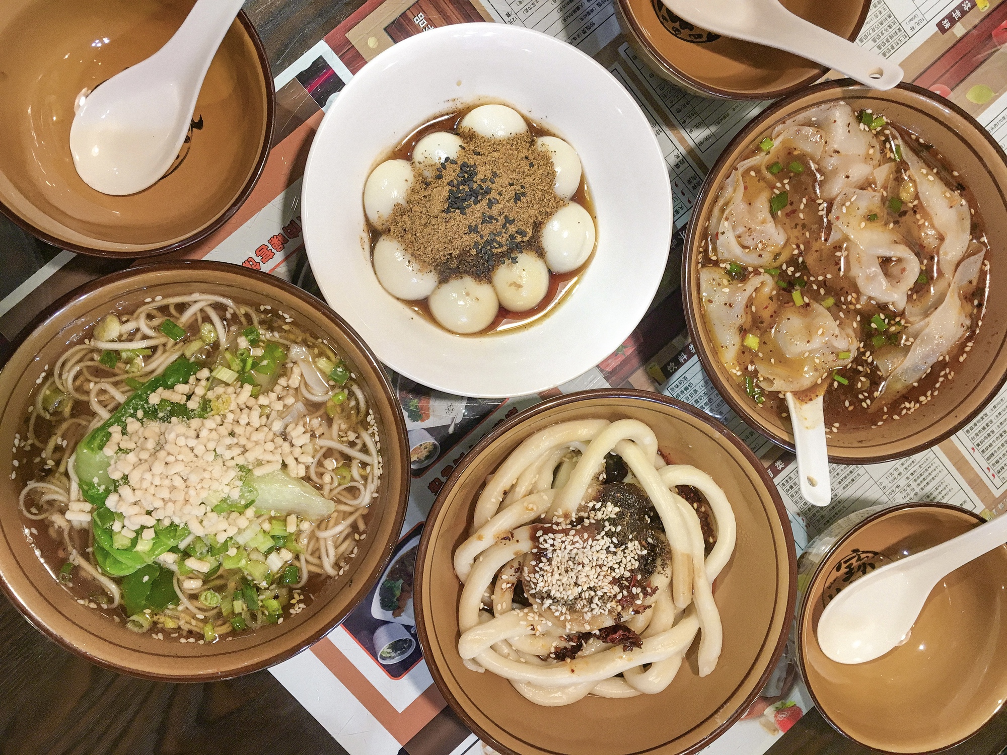 Chỉ 170.000 đồng cho 4 người ăn no ở Trung Quốc, khách Việt thốt lên: "Không hiểu người ta làm từ nguyên liệu gì mà rẻ vậy?"- Ảnh 1. Chỉ 170.000 đồng cho 4 người ăn no ở Trung Quốc, khách Việt thốt lên: "Không hiểu người ta làm từ nguyên liệu gì mà rẻ vậy?"- Ảnh 1.