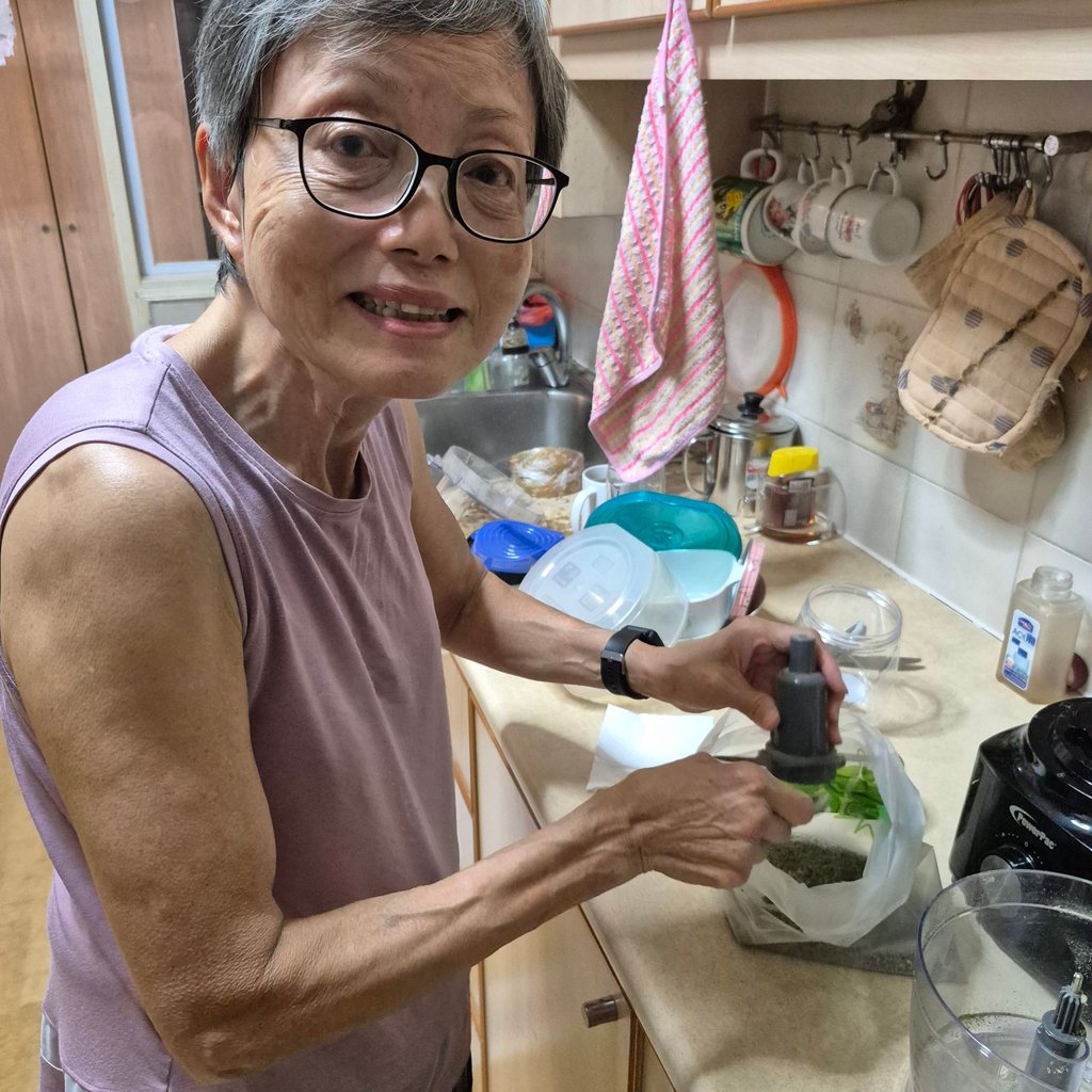 Bà ngoại 79 tuổi khỏe hơn người bằng nửa tuổi mình: Nâng tạ đơn giản như đi dạo công viên, kéo xà 7,5kg nhẹ nhàng- Ảnh 2. Bà ngoại 79 tuổi khỏe hơn người bằng nửa tuổi mình: Nâng tạ đơn giản như đi dạo công viên, kéo xà 7,5kg nhẹ nhàng- Ảnh 2.
