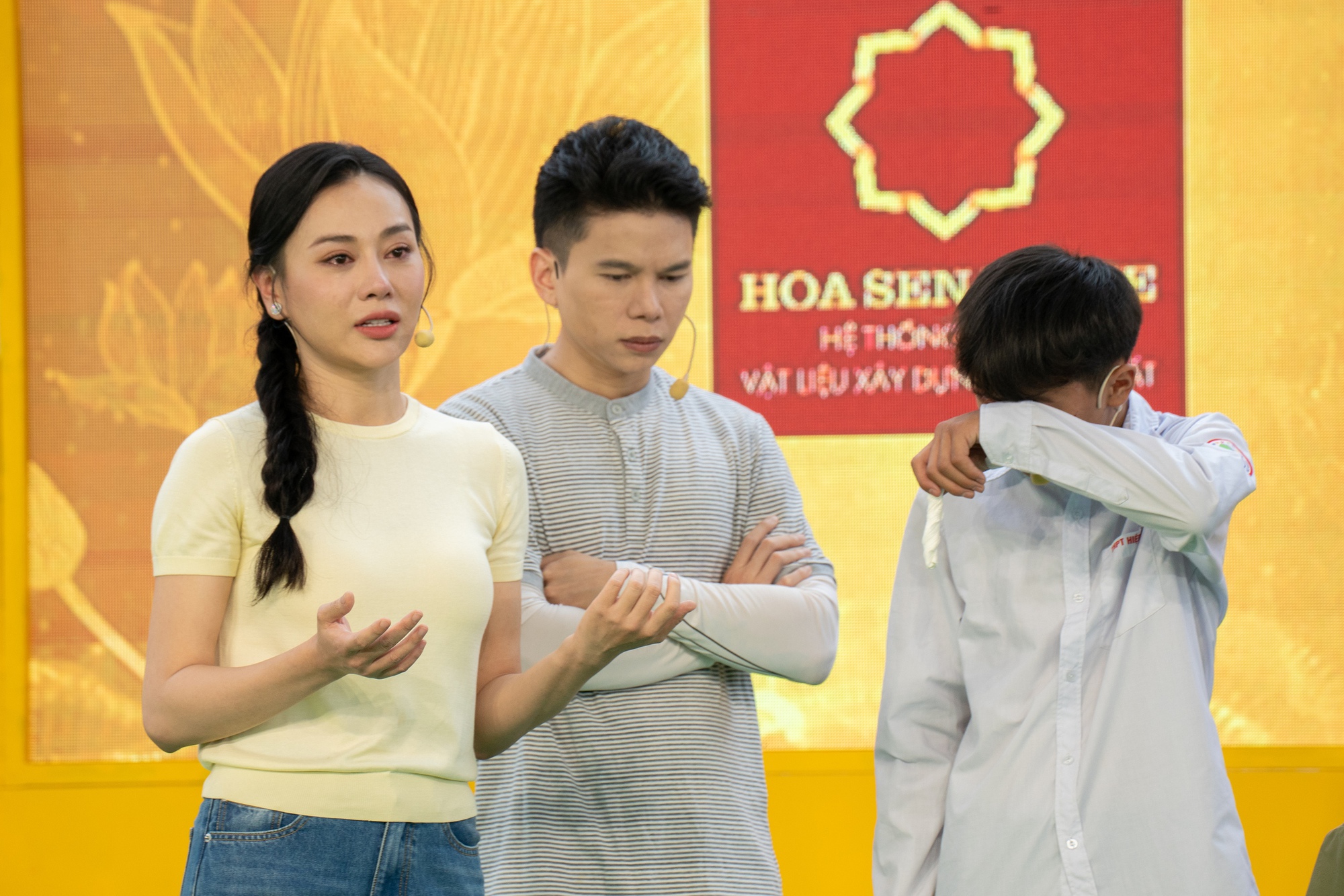 Bà xã shark Bình - diễn viên Phương Oanh bật khóc kể về biến cố năm 15 tuổi- Ảnh 1. Bà xã shark Bình - diễn viên Phương Oanh bật khóc kể về biến cố năm 15 tuổi- Ảnh 1.