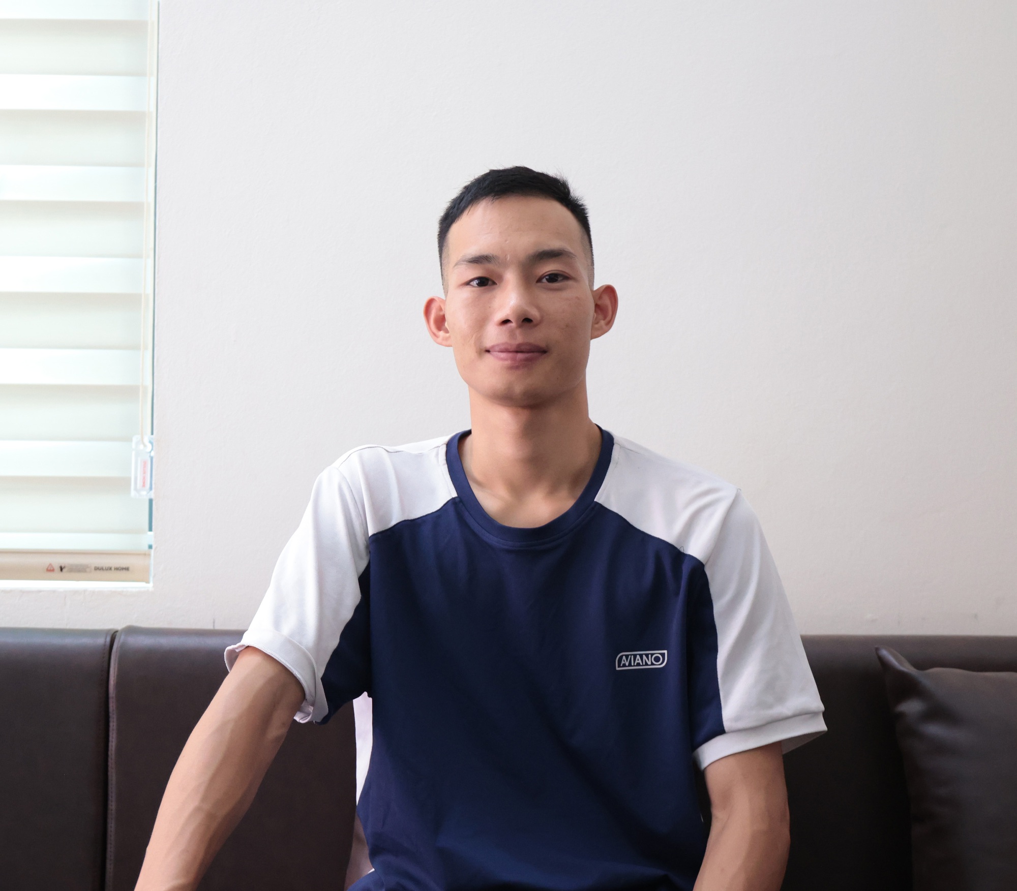 "Người hùng" cứu cháu bé thoát chết ngay trước đường ray: "Mẹ xem clip xong thì ôm lấy tôi"- Ảnh 2.