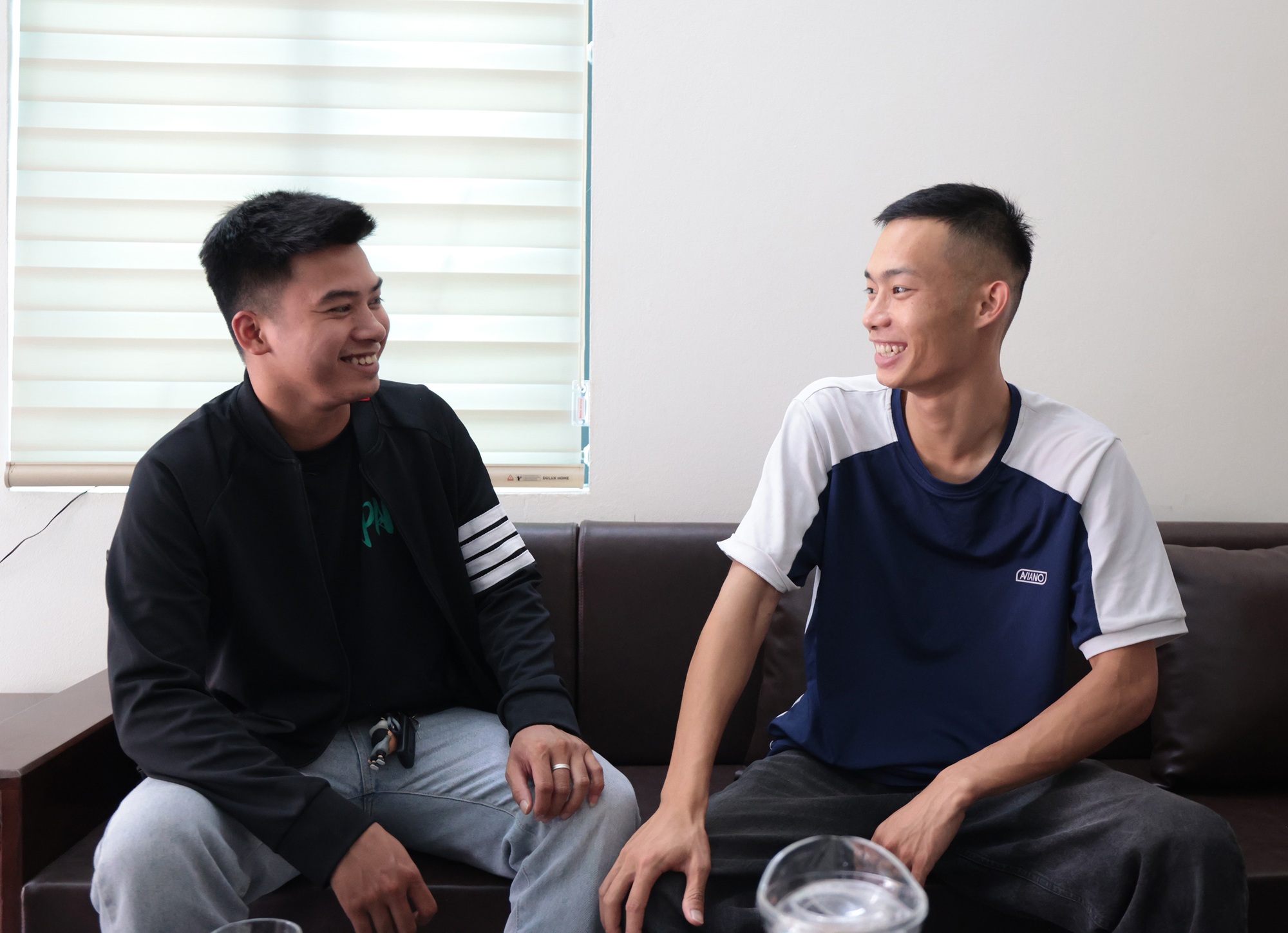 "Người hùng" cứu cháu bé thoát chết ngay trước đường ray: "Mẹ xem clip xong thì ôm lấy tôi"- Ảnh 5.