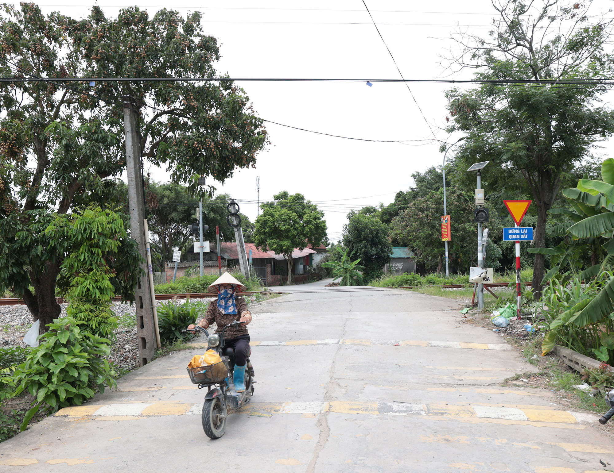 "Người hùng" cứu cháu bé thoát chết ngay trước đường ray: "Mẹ xem clip xong thì ôm lấy tôi"- Ảnh 7.