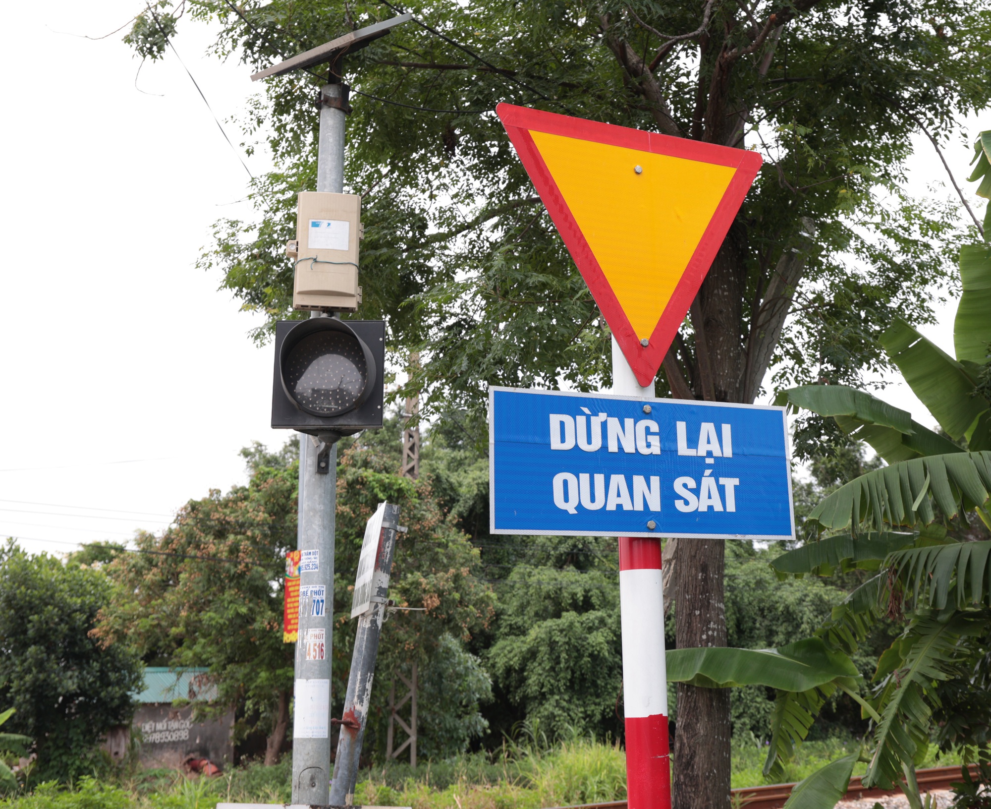 "Người hùng" cứu cháu bé thoát chết ngay trước đường ray: "Mẹ xem clip xong thì ôm lấy tôi"- Ảnh 9.