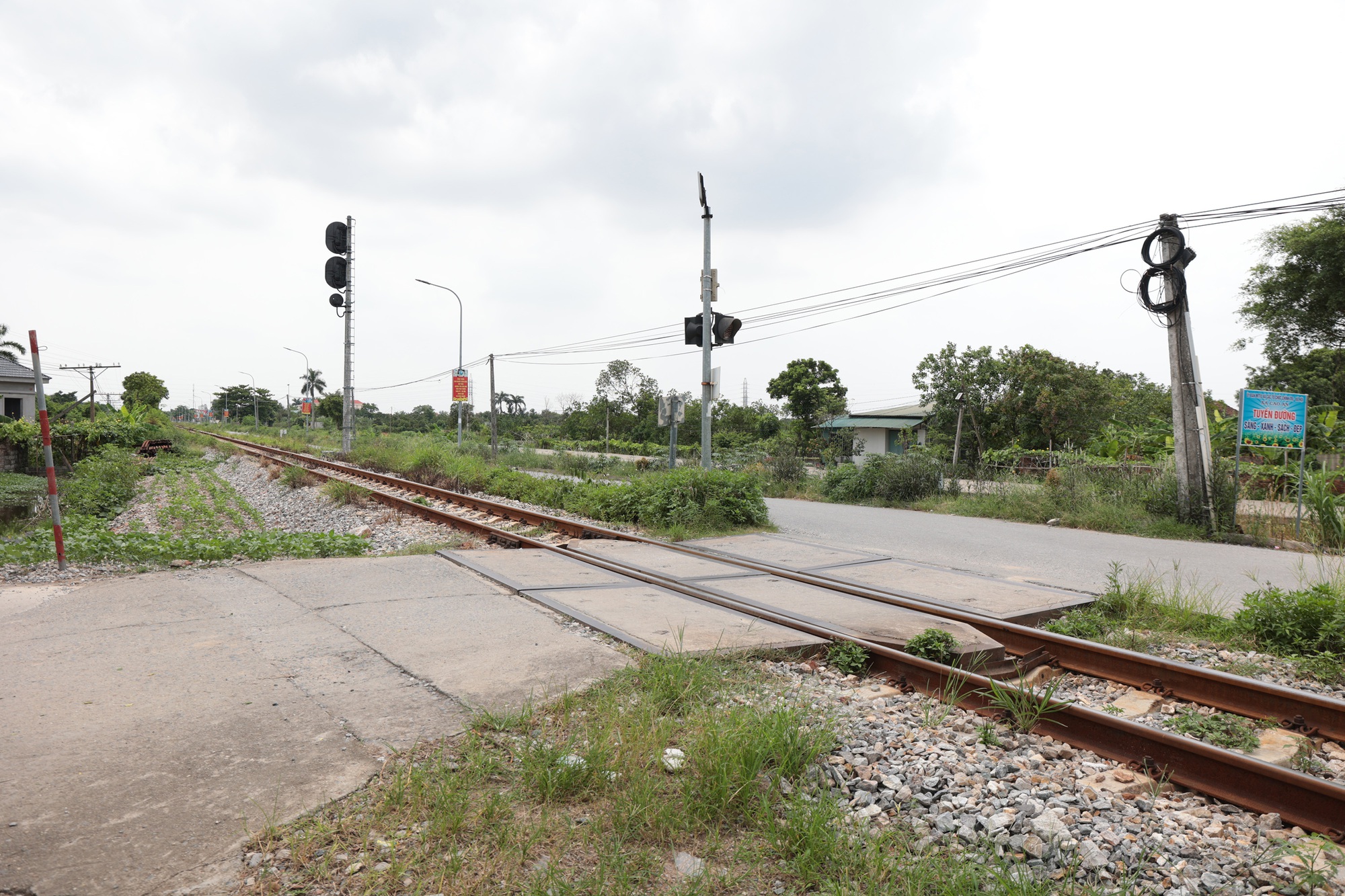 "Người hùng" cứu cháu bé thoát chết ngay trước đường ray: "Mẹ xem clip xong thì ôm lấy tôi"- Ảnh 8.