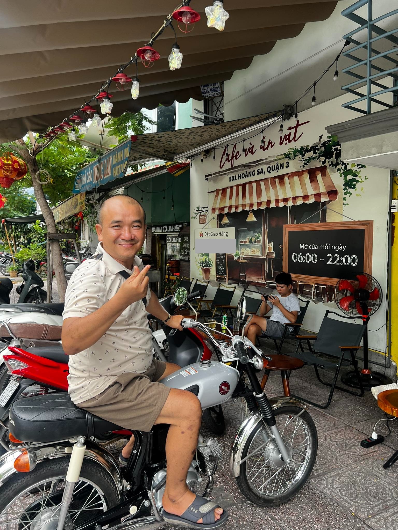 "Tôi không xin tiền. Tôi chỉ xin bạn ghé": Chủ quán cafe ở TP.HCM đón nhận điều bất ngờ khi bài than bán ế quá viral- Ảnh 4. "Tôi không xin tiền. Tôi chỉ xin bạn ghé": Chủ quán cafe ở TP.HCM đón nhận điều bất ngờ khi bài than bán ế quá viral- Ảnh 4.
