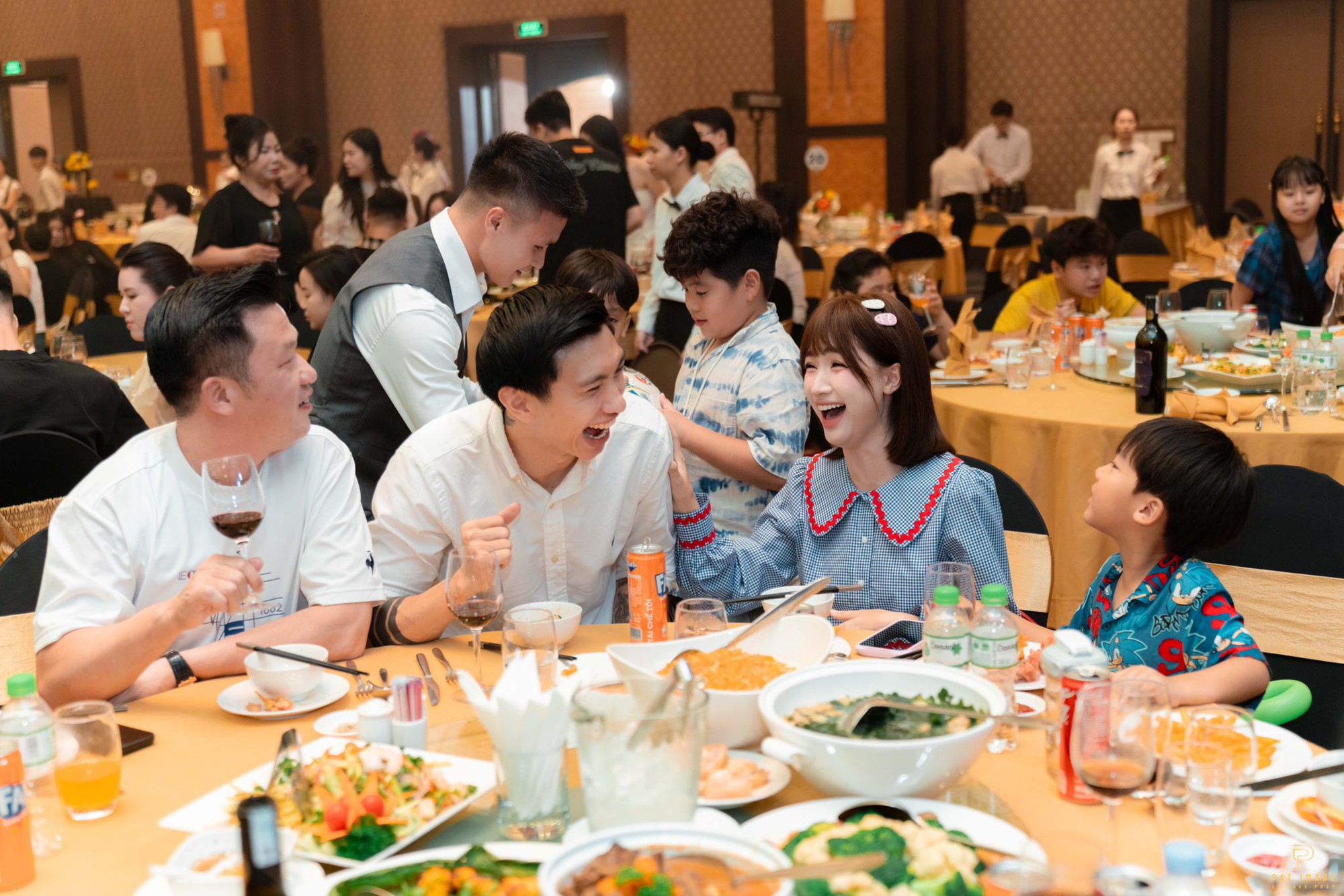 Ảnh nét căng Hòa Minzy dẫn Bo thúi đi sinh nhật con trai Quang Hải, màn đọ sắc với Chu Thanh Huyền mới gây sốt- Ảnh 2. Ảnh nét căng Hòa Minzy dẫn Bo thúi đi sinh nhật con trai Quang Hải, màn đọ sắc với Chu Thanh Huyền mới gây sốt- Ảnh 2.