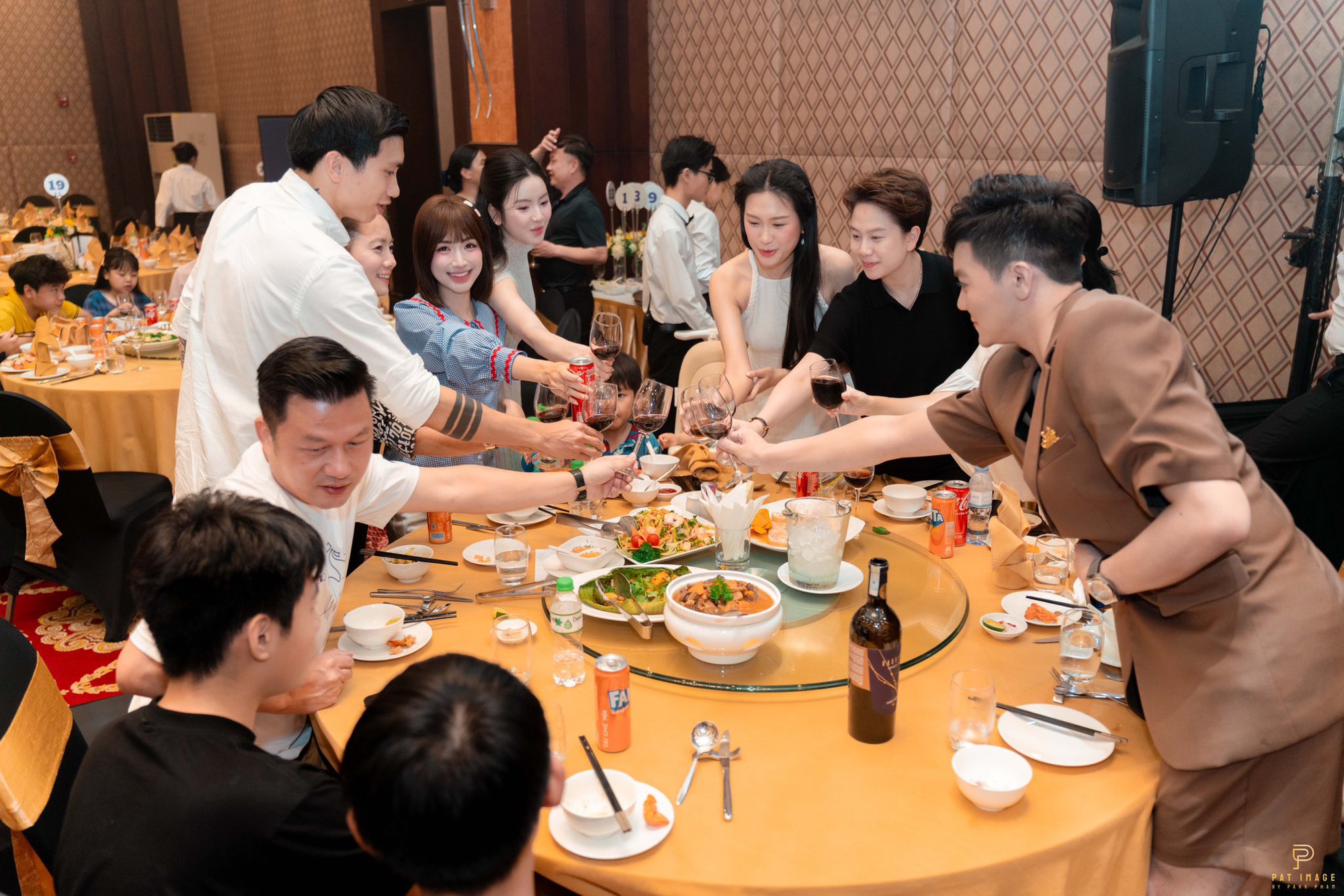 Ảnh nét căng Hòa Minzy dẫn Bo thúi đi sinh nhật con trai Quang Hải, màn đọ sắc với Chu Thanh Huyền mới gây sốt- Ảnh 4. Ảnh nét căng Hòa Minzy dẫn Bo thúi đi sinh nhật con trai Quang Hải, màn đọ sắc với Chu Thanh Huyền mới gây sốt- Ảnh 4.