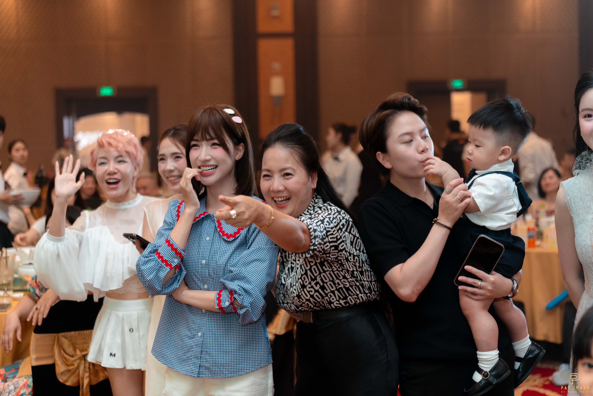 Ảnh nét căng Hòa Minzy dẫn Bo thúi đi sinh nhật con trai Quang Hải, màn đọ sắc với Chu Thanh Huyền mới gây sốt- Ảnh 1. Ảnh nét căng Hòa Minzy dẫn Bo thúi đi sinh nhật con trai Quang Hải, màn đọ sắc với Chu Thanh Huyền mới gây sốt- Ảnh 1.