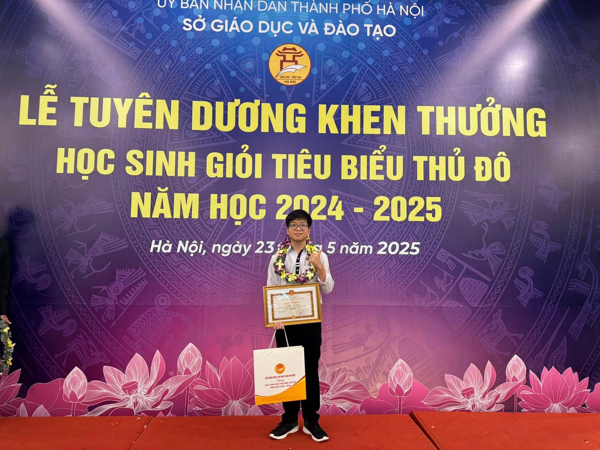 Trường THPT Chương Mỹ A gây sốt với thủ khoa 3 điểm 10: Đầu vào “dễ thở” nhưng thành tích vô địch ở kỳ thi hút 100.000 thí sinh- Ảnh 1.