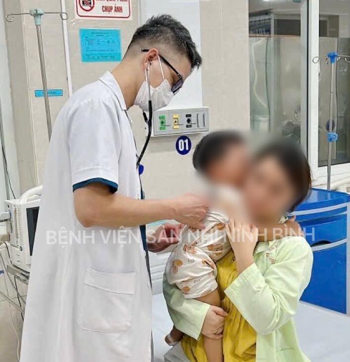 Ninh Bình: 2 trẻ nhập viện nghi do ngộ độc khí trong ô tô sau 1 giờ trên xe- Ảnh 1. Ninh Bình: 2 trẻ nhập viện nghi do ngộ độc khí trong ô tô sau 1 giờ trên xe- Ảnh 1.