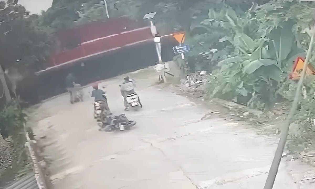 "Người hùng" cứu cháu bé thoát chết ngay trước đường ray: "Mẹ xem clip xong thì ôm lấy tôi"- Ảnh 1.