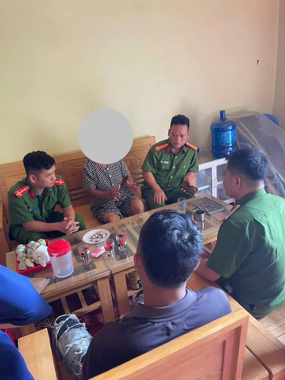 Nhận cuộc gọi từ hai số điện thoại 024.7775.8450 và 024.7776.5423, người phụ nữ bị nghi liên quan đến "chuyên án" mở tài khoản VietinBank- Ảnh 1.