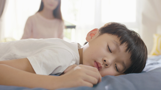 "Con bao nhiêu tuổi thì không nên ngủ cùng mẹ nữa?": Vấn đề tưởng nhỏ nhưng ảnh hưởng đến cả tương lai đứa trẻ- Ảnh 3. "Con bao nhiêu tuổi thì không nên ngủ cùng mẹ nữa?": Vấn đề tưởng nhỏ nhưng ảnh hưởng đến cả tương lai đứa trẻ- Ảnh 3.