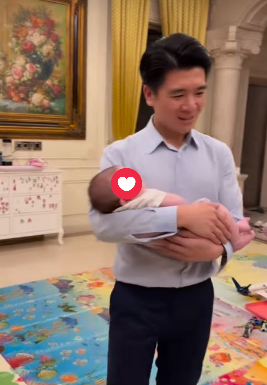 Không nhận ra thiếu gia nhà bầu Hiển khi làm bố đơn thân, để lộ cảnh bên trong dinh thự bạc tỉ gây choáng- Ảnh 1.