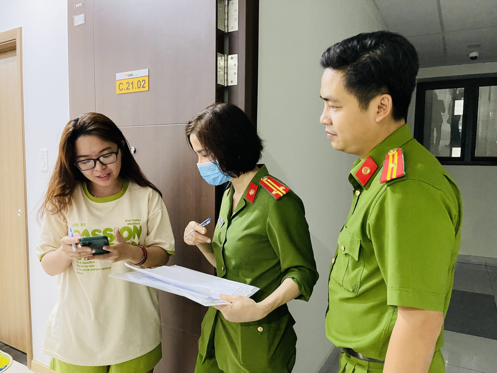 Công an cấp xã có trách nhiệm định kỳ, đột xuất kiểm tra cư trú, thu nhận hồ sơ đề nghị cấp thẻ căn cước,...- Ảnh 1. Công an cấp xã có trách nhiệm định kỳ, đột xuất kiểm tra cư trú, thu nhận hồ sơ đề nghị cấp thẻ căn cước,...- Ảnh 1.