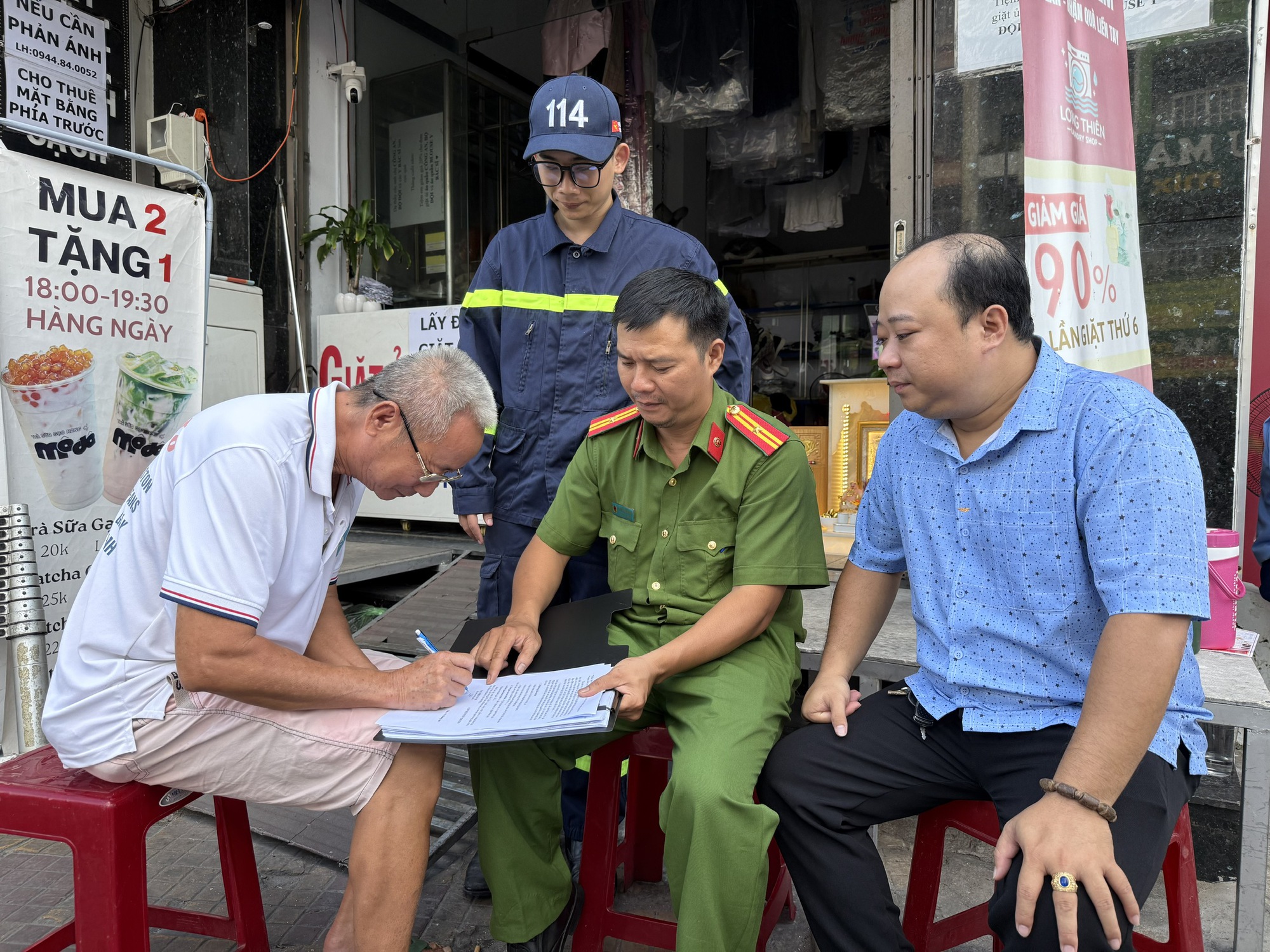 Một phường ở TP HCM mở chiến dịch 30 ngày đêm "Đi từng ngõ, gõ từng nhà - mở lối thoát, gỡ hiểm họa"- Ảnh 4. Một phường ở TP HCM mở chiến dịch 30 ngày đêm "Đi từng ngõ, gõ từng nhà - mở lối thoát, gỡ hiểm họa"- Ảnh 4.