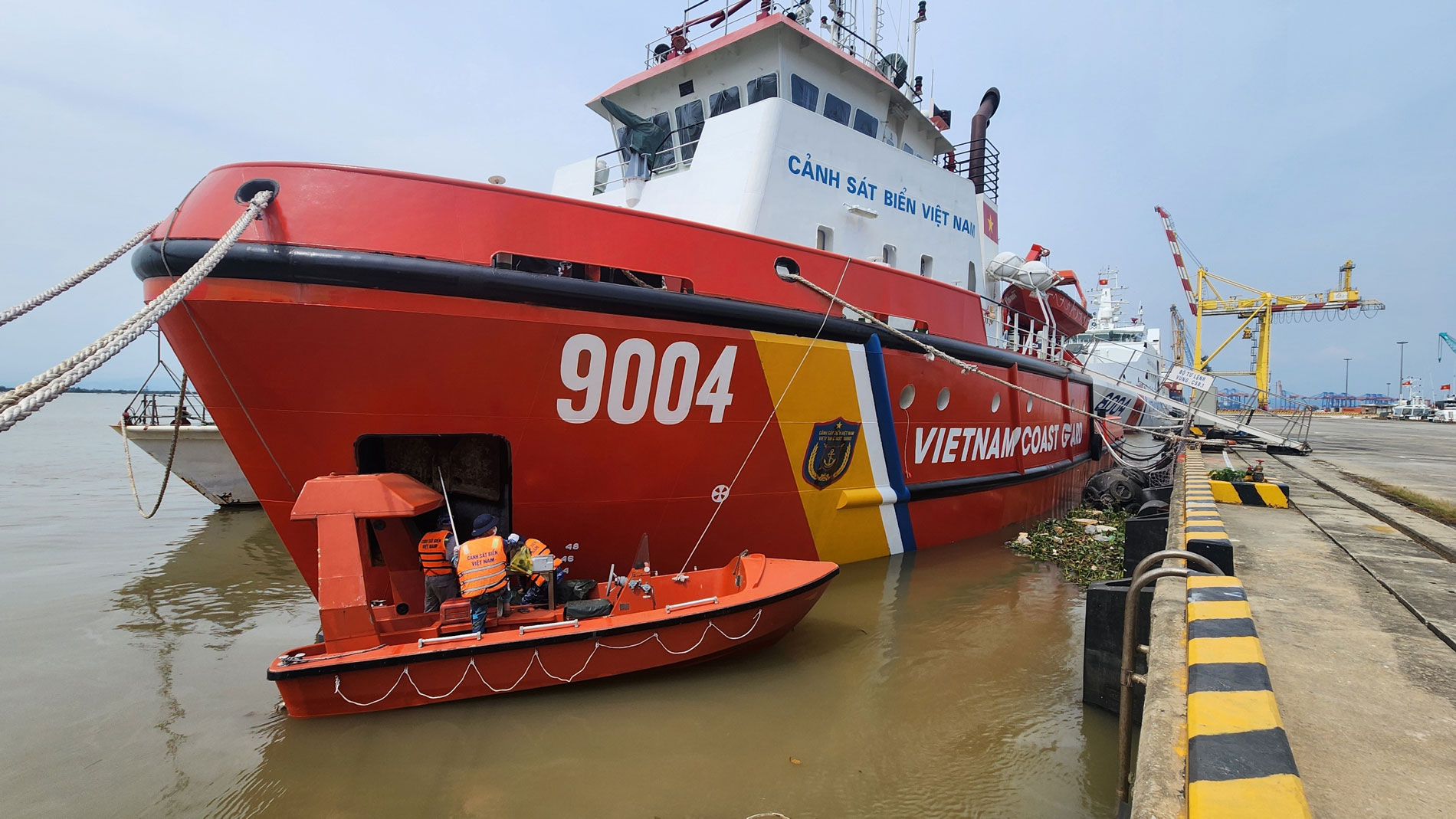 Tàu CSB 8004 sẽ làm nhiệm vụ đặc biệt trên biển dịp 2/9: Dài 90m, chịu sóng cấp 12, có sân đỗ trực thăng- Ảnh 2. Tàu CSB 8004 sẽ làm nhiệm vụ đặc biệt trên biển dịp 2/9: Dài 90m, chịu sóng cấp 12, có sân đỗ trực thăng- Ảnh 2.