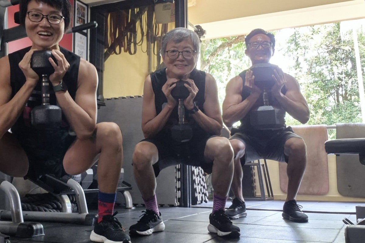 Bà ngoại 79 tuổi khỏe hơn người bằng nửa tuổi mình: Nâng tạ đơn giản như đi dạo công viên, kéo xà 7,5kg nhẹ nhàng- Ảnh 1. Bà ngoại 79 tuổi khỏe hơn người bằng nửa tuổi mình: Nâng tạ đơn giản như đi dạo công viên, kéo xà 7,5kg nhẹ nhàng- Ảnh 1.