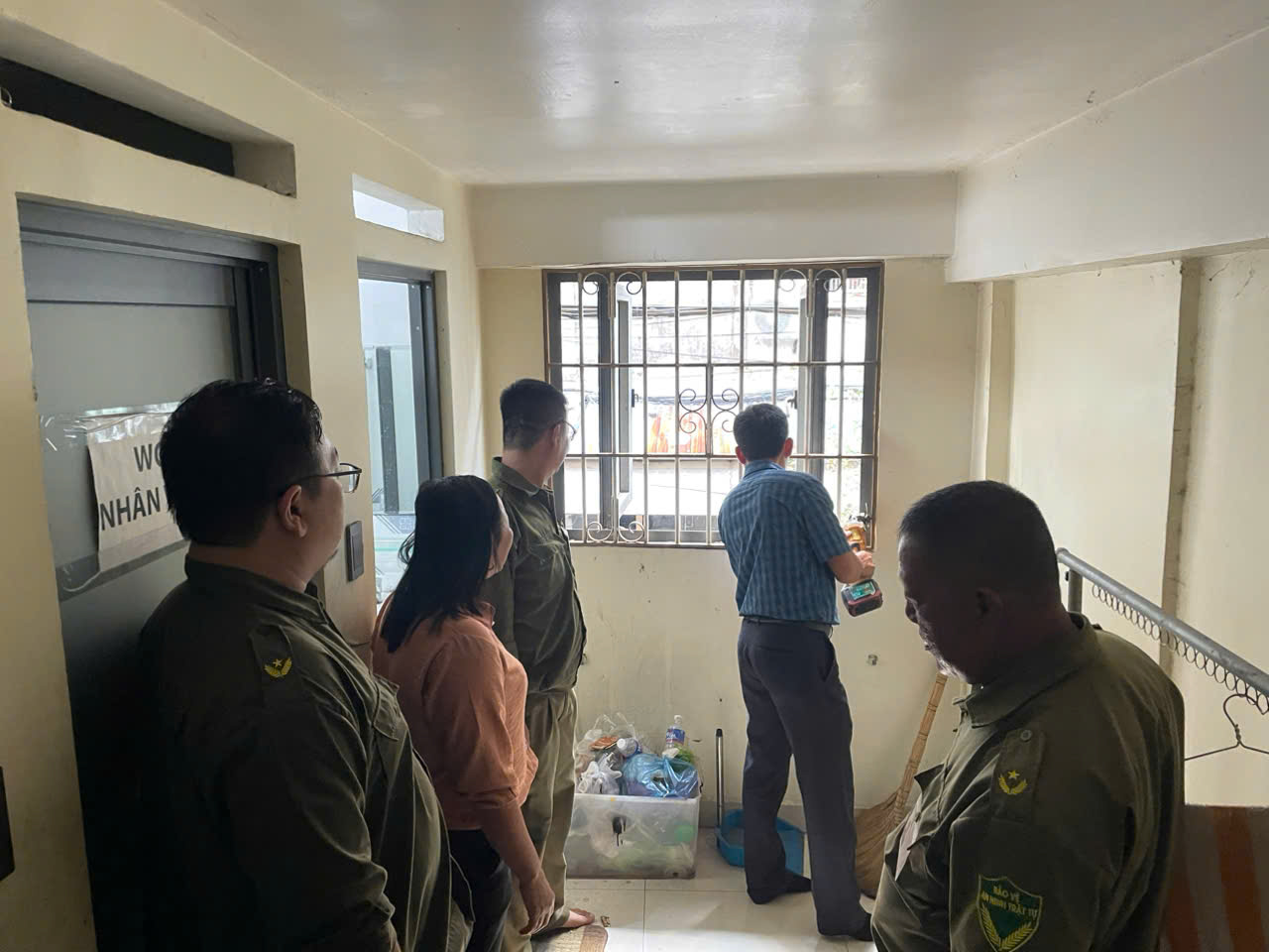 Một phường ở TP HCM mở chiến dịch 30 ngày đêm "Đi từng ngõ, gõ từng nhà - mở lối thoát, gỡ hiểm họa"- Ảnh 2. Một phường ở TP HCM mở chiến dịch 30 ngày đêm "Đi từng ngõ, gõ từng nhà - mở lối thoát, gỡ hiểm họa"- Ảnh 2.