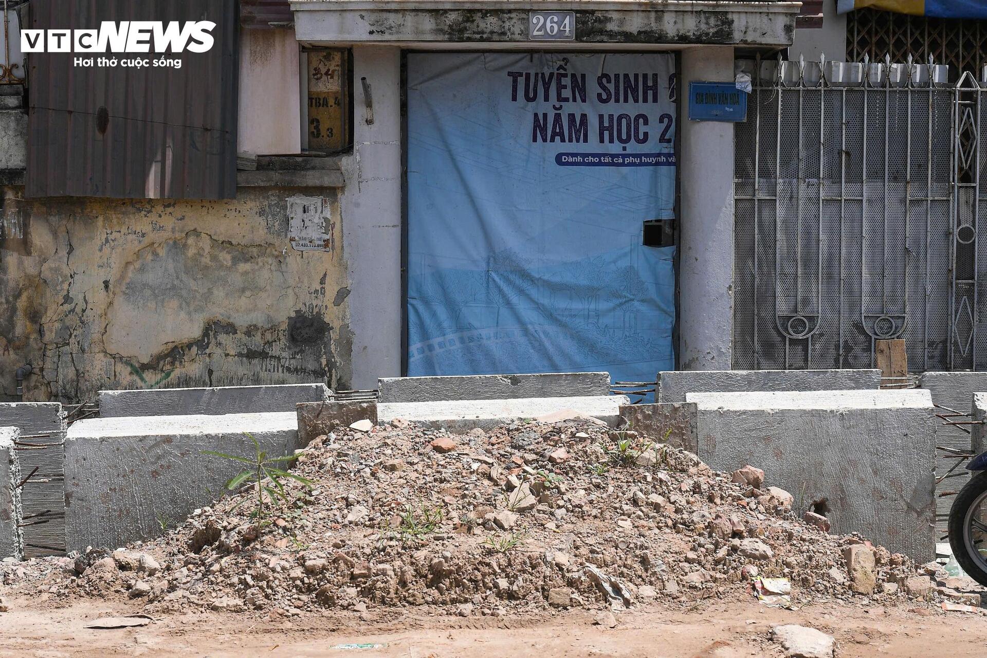 Làm đường cao hơn nền nhà cả mét, dân bắc cầu mới 'ngoi' được ra ngoài- Ảnh 12. Làm đường cao hơn nền nhà cả mét, dân bắc cầu mới 'ngoi' được ra ngoài- Ảnh 12.