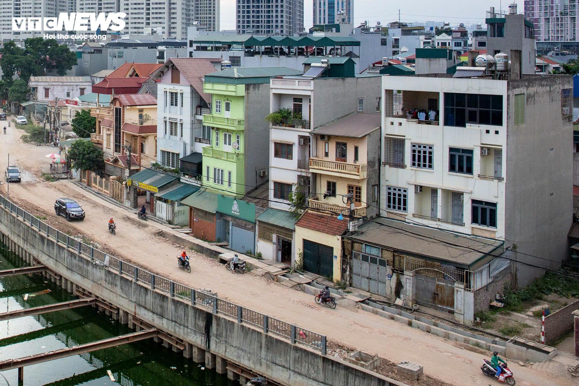 Làm đường cao hơn nền nhà cả mét, dân bắc cầu mới 'ngoi' được ra ngoài- Ảnh 2. Làm đường cao hơn nền nhà cả mét, dân bắc cầu mới 'ngoi' được ra ngoài- Ảnh 2.