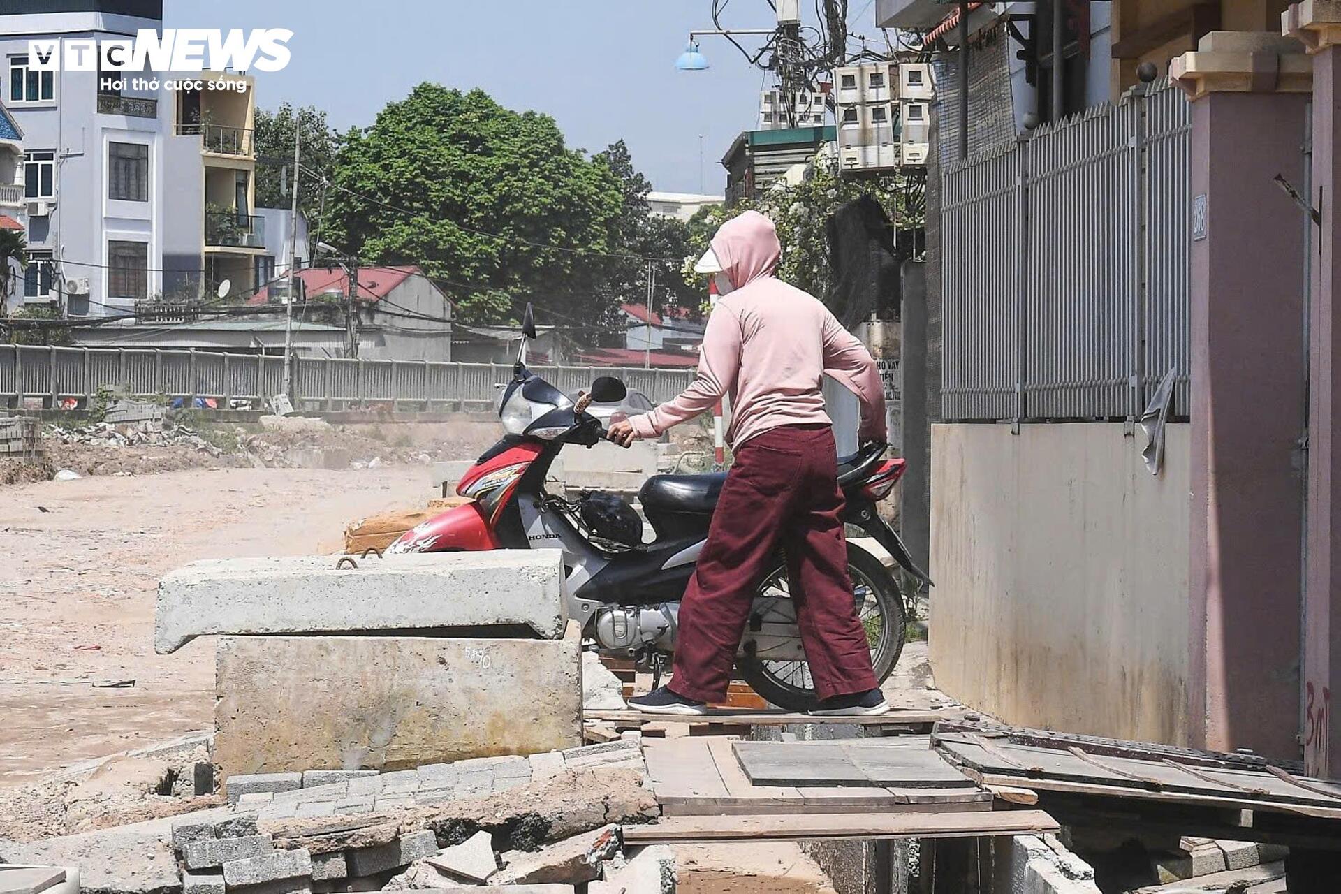Làm đường cao hơn nền nhà cả mét, dân bắc cầu mới 'ngoi' được ra ngoài- Ảnh 10. Làm đường cao hơn nền nhà cả mét, dân bắc cầu mới 'ngoi' được ra ngoài- Ảnh 10.