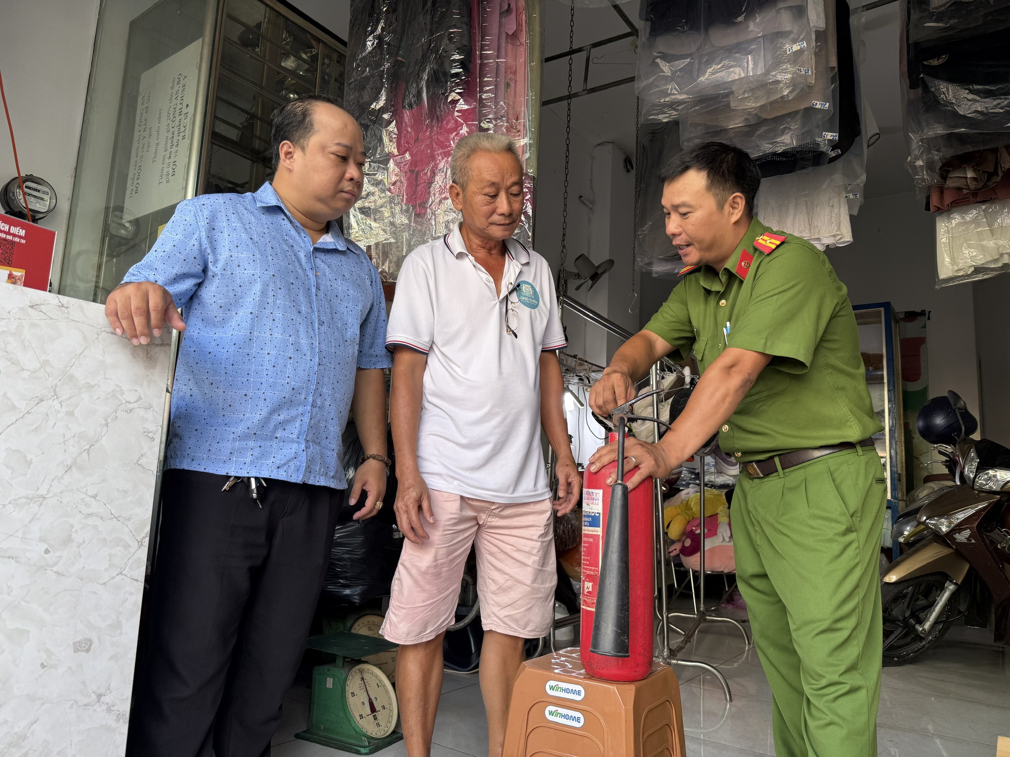 Một phường ở TP HCM mở chiến dịch 30 ngày đêm "Đi từng ngõ, gõ từng nhà - mở lối thoát, gỡ hiểm họa"- Ảnh 1. Một phường ở TP HCM mở chiến dịch 30 ngày đêm "Đi từng ngõ, gõ từng nhà - mở lối thoát, gỡ hiểm họa"- Ảnh 1.