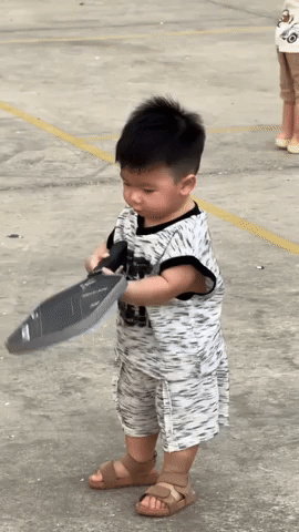 Chu Thanh Huyền đá tung dép để chơi pickleball cực sung cùng Quang Hải, cậu quý tử Lido ôm vợt chạy quanh gây bão MXH!- Ảnh 4. Chu Thanh Huyền đá tung dép để chơi pickleball cực sung cùng Quang Hải, cậu quý tử Lido ôm vợt chạy quanh gây bão MXH!- Ảnh 4.