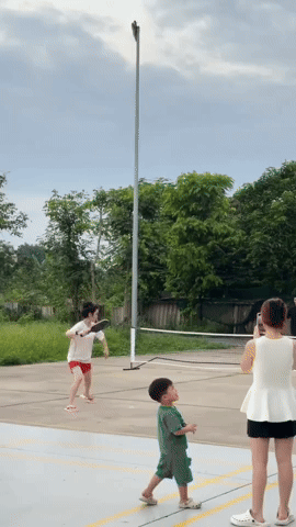 Chu Thanh Huyền đá tung dép để chơi pickleball cực sung cùng Quang Hải, cậu quý tử Lido ôm vợt chạy quanh gây bão MXH!- Ảnh 1. Chu Thanh Huyền đá tung dép để chơi pickleball cực sung cùng Quang Hải, cậu quý tử Lido ôm vợt chạy quanh gây bão MXH!- Ảnh 1.