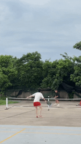 Chu Thanh Huyền đá tung dép để chơi pickleball cực sung cùng Quang Hải, cậu quý tử Lido ôm vợt chạy quanh gây bão MXH!- Ảnh 2. Chu Thanh Huyền đá tung dép để chơi pickleball cực sung cùng Quang Hải, cậu quý tử Lido ôm vợt chạy quanh gây bão MXH!- Ảnh 2.