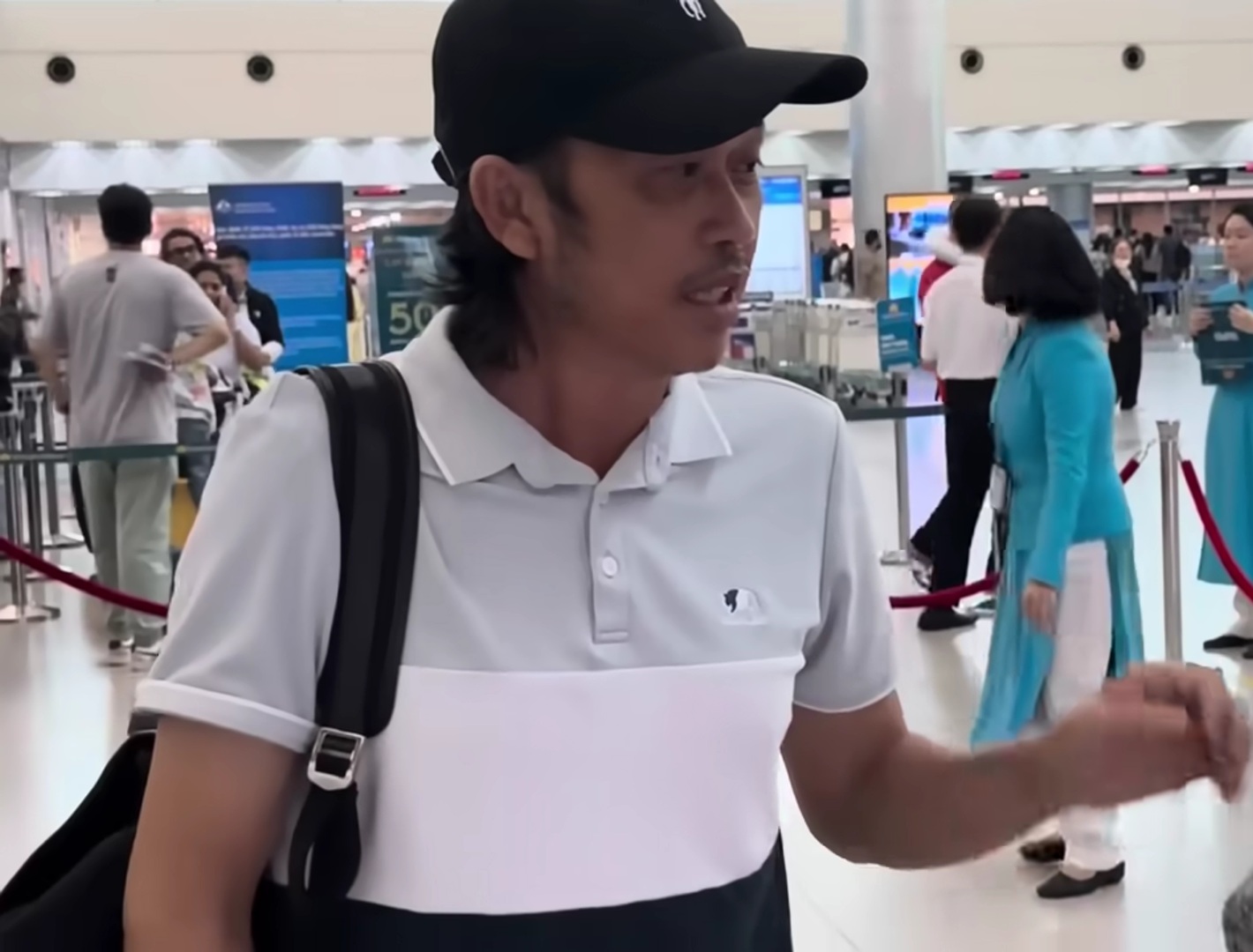 Hoài Linh ra tận sân bay tiễn mẹ đi Mỹ, mặt phờ phạc, mắt thâm quầng- Ảnh 1. Hoài Linh ra tận sân bay tiễn mẹ đi Mỹ, mặt phờ phạc, mắt thâm quầng- Ảnh 1.