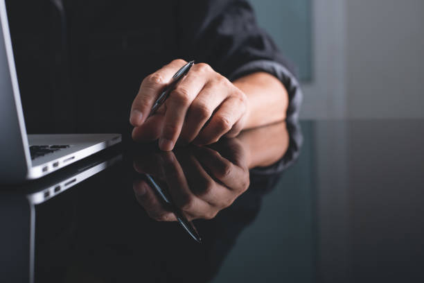 1 người liên tục gõ tay xuống bàn là biểu hiện gì?- Ảnh 1.