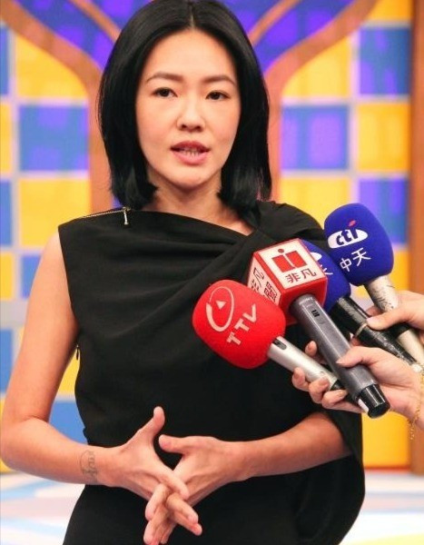Vụ MC phải cúi đầu xin lỗi, rút khỏi show vì quảng cáo sai sự thật- Ảnh 2. Vụ MC phải cúi đầu xin lỗi, rút khỏi show vì quảng cáo sai sự thật- Ảnh 2.