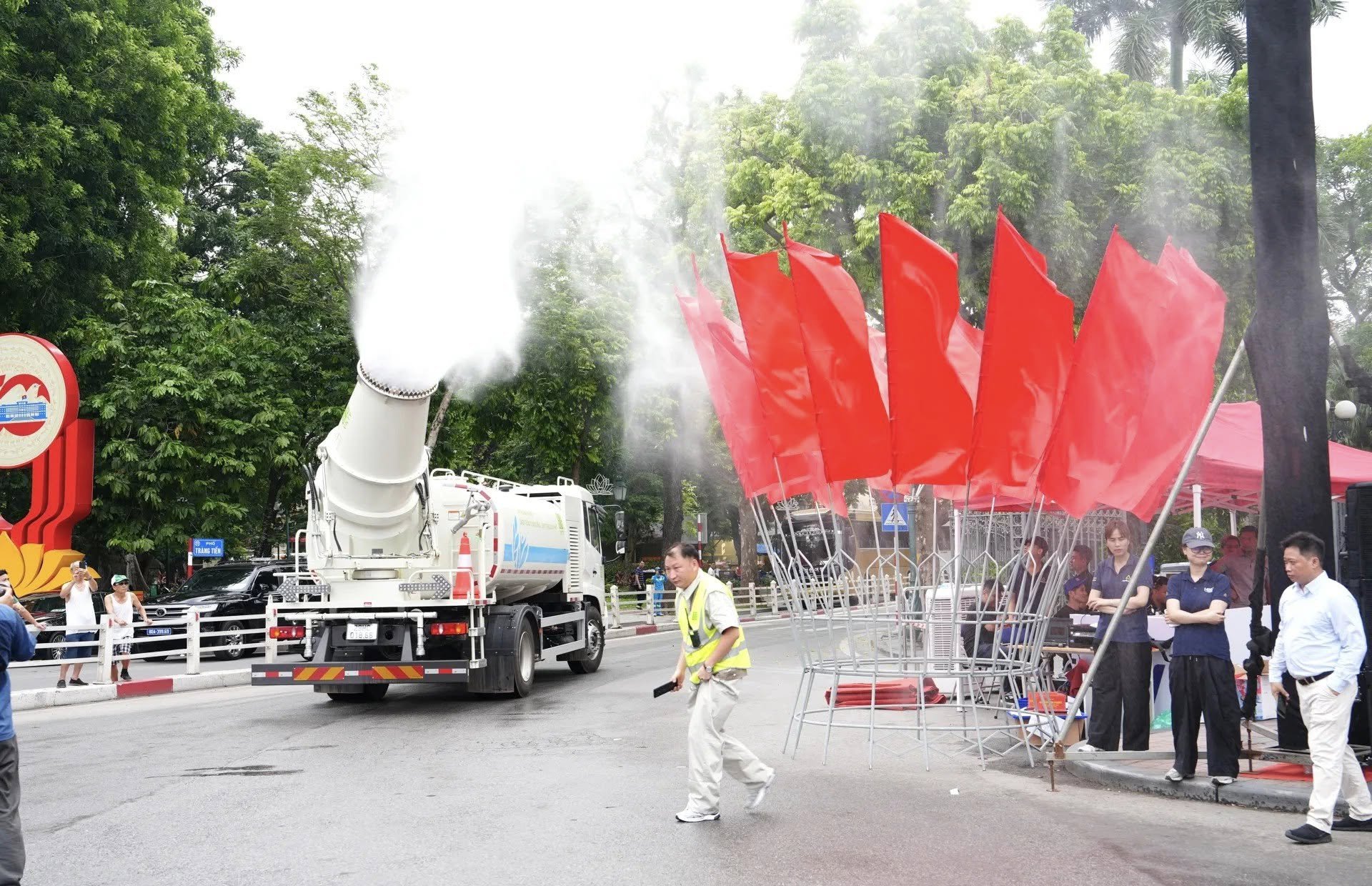 "Đại bác diệt bụi" lăn bánh tại Hà Nội: Thế giới nhiều nước làm, hiệu quả ngay lập tức!- Ảnh 1. "Đại bác diệt bụi" lăn bánh tại Hà Nội: Thế giới nhiều nước làm, hiệu quả ngay lập tức!- Ảnh 1.