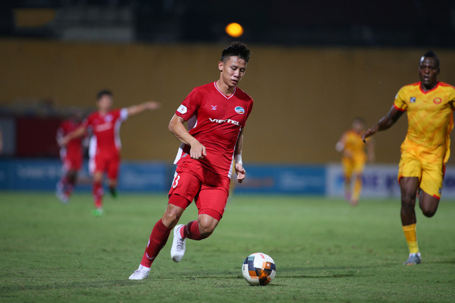 Quế Ngọc Hải và hành trình chuyển nhượng xôn xao V.League: Tuổi 32 vẫn nhận lót tay “khủng” cỡ nào?- Ảnh 2. Quế Ngọc Hải và hành trình chuyển nhượng xôn xao V.League: Tuổi 32 vẫn nhận lót tay “khủng” cỡ nào?- Ảnh 2.