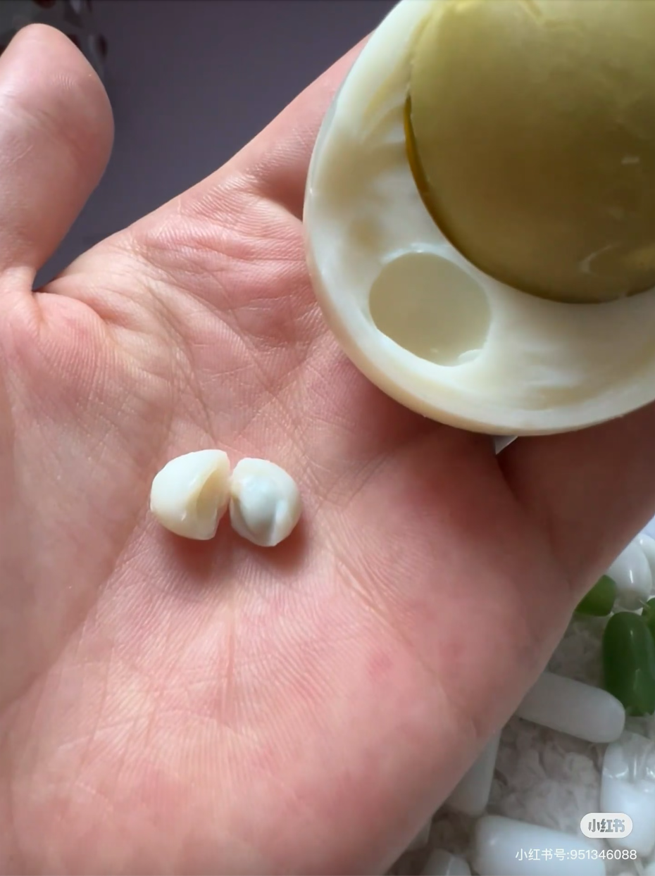 Bóc quả trứng gà luộc, cô gái hoang mang khi thấy 1 thứ nằm bên trong- Ảnh 2. Bóc quả trứng gà luộc, cô gái hoang mang khi thấy 1 thứ nằm bên trong- Ảnh 2.