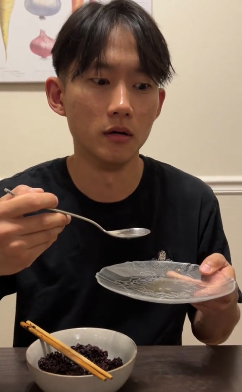 Khách Hàn Quốc có biểu cảm cực “khó hiểu” khi ăn món canh bình dân của Việt Nam- Ảnh 2. Khách Hàn Quốc có biểu cảm cực “khó hiểu” khi ăn món canh bình dân của Việt Nam- Ảnh 2.